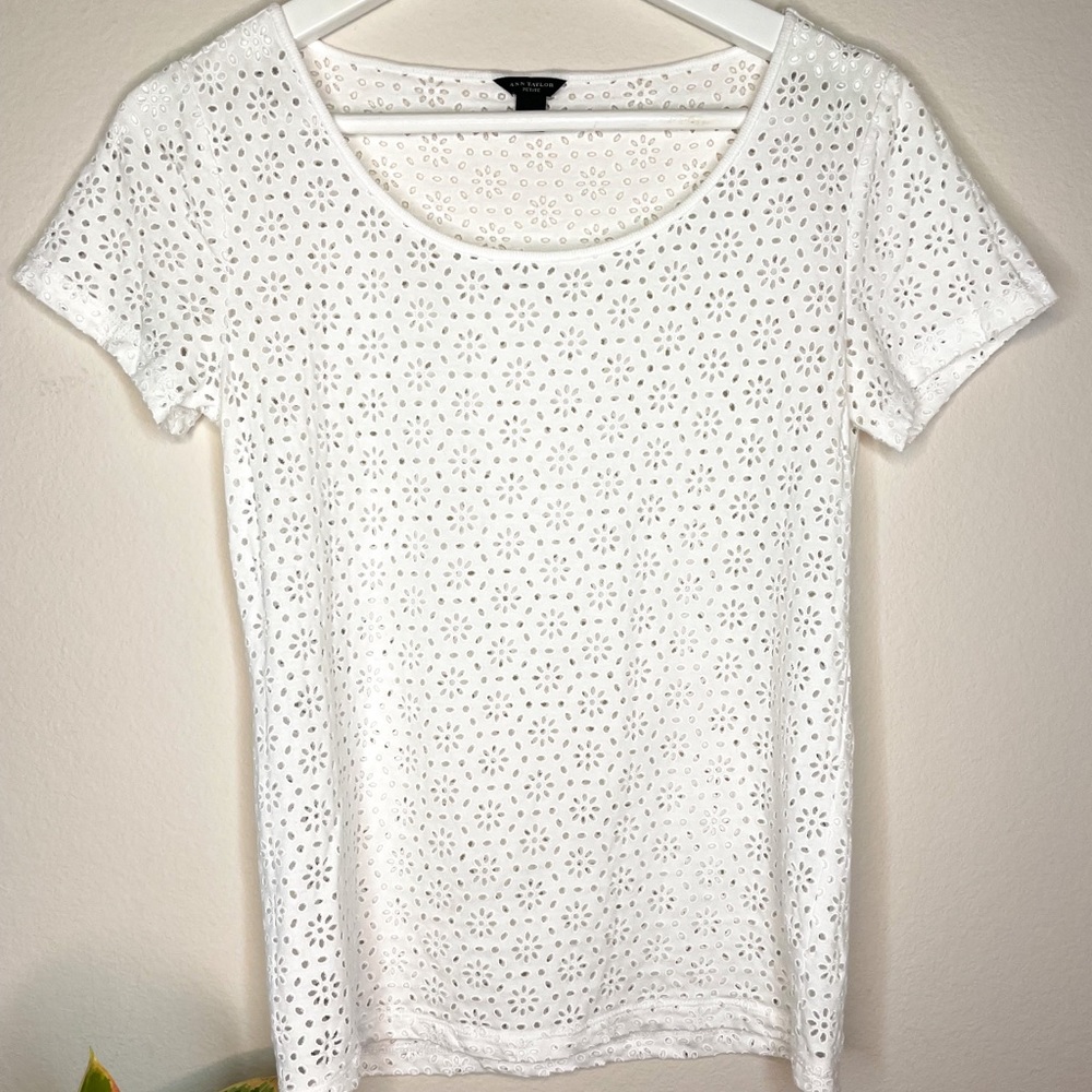 Ann Taylor T shirt in white, size XSP